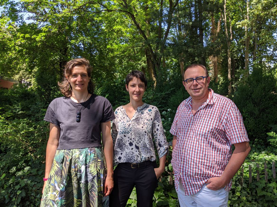 Marie Brugière et Pauline Rousseau de la compagnie Waninga, et Nicolas Boilloux, directeur du centre social de Cusset. (photo : Fiammetta Nincheri).